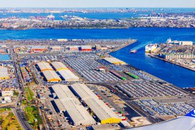 Newark ve Elizabeth limanının hava görüntüsü, New Jersey nakliye ve lojistik alanı uçak penceresinden. - New York. ABD. 