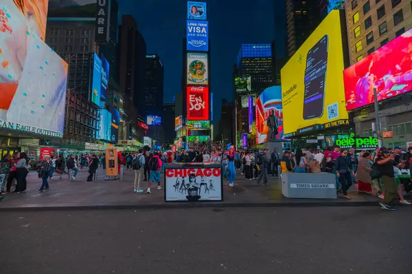 Times Meydanı gece manzarası, ışıklı reklam panoları, yürüyen insan kalabalığı, Chicago reklamı, kalabalık şehir manzarası, New York. ABD. 