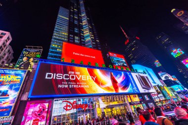 Geceleri Times Meydanı 'nda' Star Trek Discovery ',' The Great Gatsby 've' Geleceğe Dönüş 'müzikalleri için reklam panoları yer alıyor. ABD. 