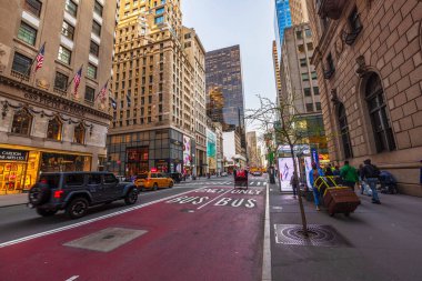 Beşinci Cadde 'nin kalabalık sokak manzarası. New York' ta arabalar, yayalar ve binalar var. ABD.