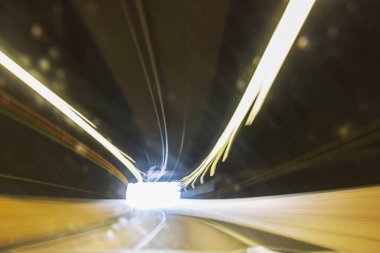 Tüneldeki ışık izleri parlak çıkışa doğru gidiyor. Hız ve hareket hissi yaratıyor. İsveç.