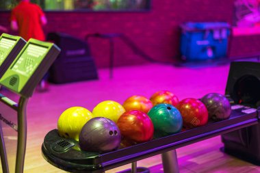 Bowling salonundaki top iade sisteminde elektronik skorbordlu renkli bowling topları. İsveç.