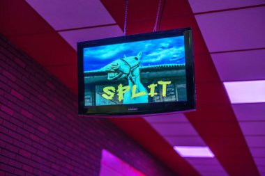 Bowling salonundaki televizyon ekranında, müşterinin bowling topuyla lobutları devirmesinin ardından 'ayrıl' sözcüğünü gösteriyor..