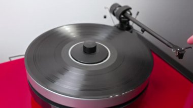 Pikabın üzerinde dönen vinil plağın yakın plan görüntüsü. 
