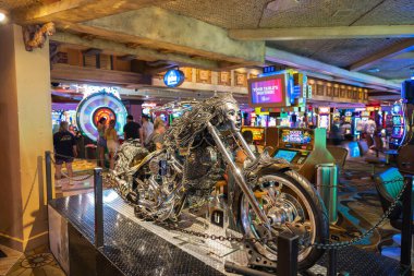 TI 'ın Sirenleri' nin özel helikopteri Las Vegas 'taki Define Adası Oteli' nde sergilendi. Efsanevi sirenler anısına. Las Vegas mı? ABD. 