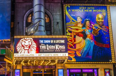 Disney 'in Broadway' i için ilan panoları Times Meydanı 'nda canlı tabelasıyla The Lion King ve Aladdin' i gösteriyor. - New York. ABD. 