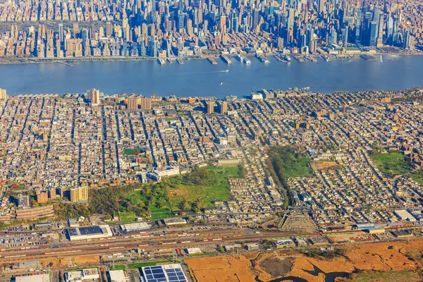 New York şehrinin ufuk çizgisi ve Hudson Nehri boyunca yerleşim alanı, Manhattan gökdelenleri ve yoğun mahalleleri. ABD.