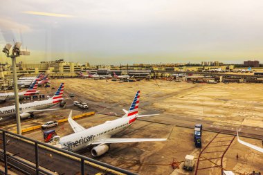 American Airlines uçakları Miami Uluslararası Havaalanı, Florida 'nın terminal kapısına park ettiler. ABD.