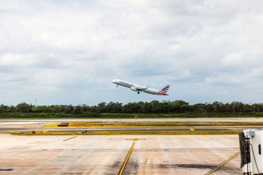 American Airlines uçağı Cancun Uluslararası Havaalanı 'ndan kalkıyor. Meksika mı? Cancun.. 