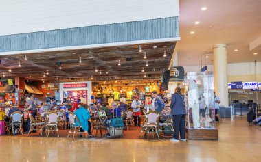 Cancun Uluslararası Havalimanı terminalinde restoran ve alışveriş yapan gezginler. Meksika mı? Cancun., 