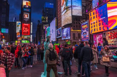 New York 'ta gece Times Meydanı' nda aydınlanmış reklam panoları ve sokak sanatçıları toplandı.. 