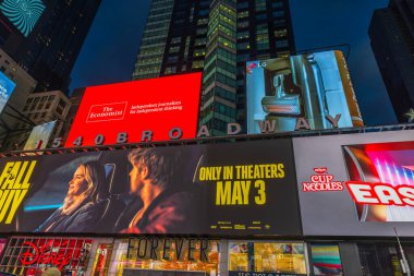 Times Meydanı 'nda Ekonomist, LG ve gelecek film gösterimleri için reklam panoları olacak. Parlak ve renkli şehir manzarası. - New York. ABD. 
