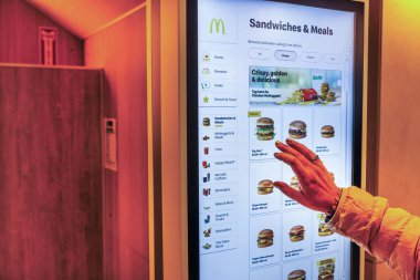 McDonald 's büfesinden yemek sipariş etmek için dijital dokunmatik ekranı kullanan, sandviç ve yemek seçen biri. - New York. ABD. 