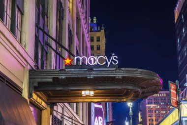 New York 'ta gece yarısı Macy' nin tabelasını aydınlattım. İkonik mağazayı aydınlattım. - New York. ABD.