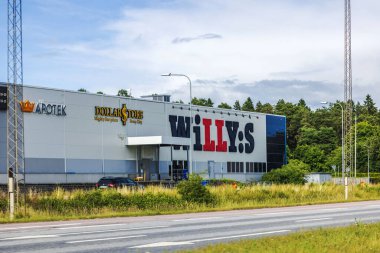 Güneşli bir günde mağazaların ve mağazaların dış görünüşü. 