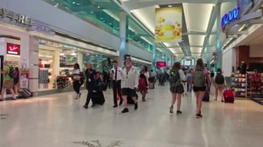 Miami Uluslararası Havaalanı 'nda vergisiz alışveriş alanında dolup taşan yolcular. Miami mi? ABD.