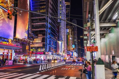 New York City 'de, neon ışıkları, insanlar ve Madame Tussauds tabelasıyla dolu bir gece. ABD. 