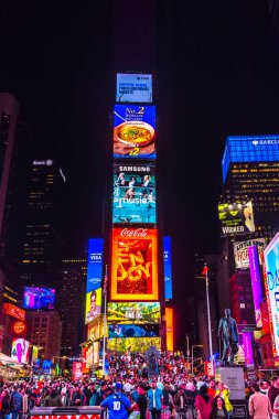 Geceleri Times Meydanı 'nda, ikonik reklam panoları ve turist kalabalıklarıyla aydınlanıyor. - New York. ABD. 