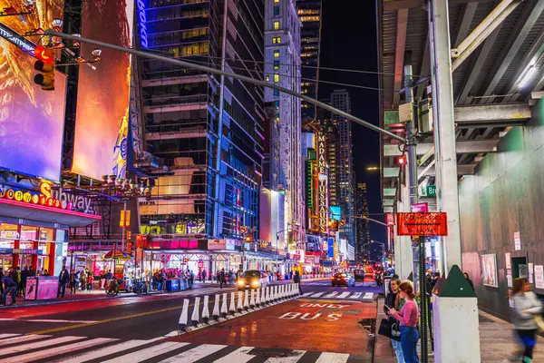 New York City 'de, neon ışıkları, insanlar ve Madame Tussauds tabelasıyla dolu bir gece. ABD. 