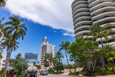 Collins Bulvarı, Miami Sahili 'nde modern kuleler ve palmiye ağaçları ile çevrili yüksek binaların yenilenmesi. Miami Plajı. ABD. 
