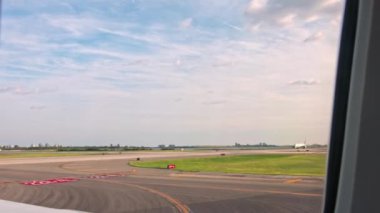 Uçak penceresinden uçak taksisiyle podyumu göster. Miami mi? ABD.