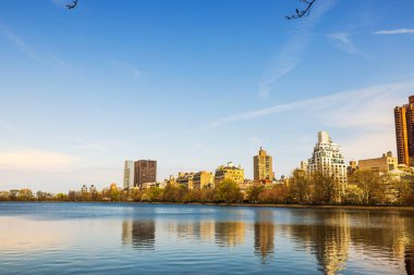 Central Park gölü, New York City gökyüzü altında gökyüzü yansıması. ABD.