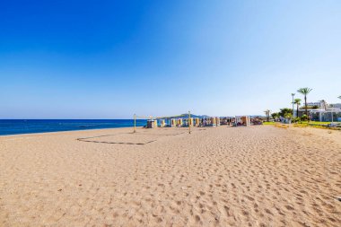 Yunanistan 'ın Rodos adasında Ege Denizi kıyısında voleybol ağları olan boş kumlu bir sahil. Rodos, Yunanistan. 