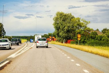 Çevresi yeşilliklerle çevrili konut alanındaki araçlar hız izleme kameralarıyla çevrili..