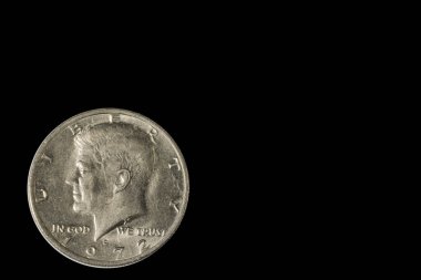 1972 Kennedy yarım dolar madeni parasının yakın plan görüntüsü, John F. Kennedy 'nin zıt profili.