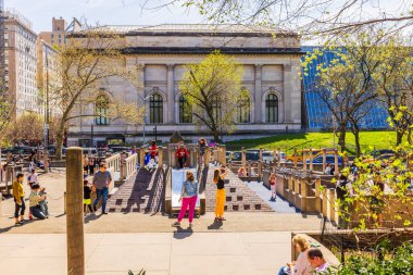 Çocuklar ve yetişkinler New York 'taki Metropolitan Sanat Müzesi yakınlarındaki Central Park' ta güneşli bir bahar gününün tadını çıkarıyorlar. ABD.