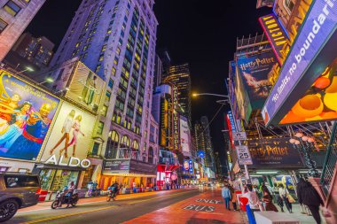 New York 'taki Times Meydanı' nın gece sahnesi. Işıklı reklam panoları, Madame Tussauds reklamı, hareketli sokak aktiviteleri. - New York. ABD. 