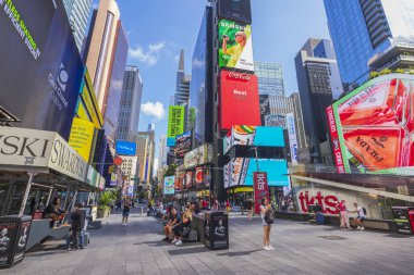 Times Meydanı, New York City 'de parlak bir gün. Etrafı renkli reklam panoları, kalabalık ve gökdelenlerle çevrili. - New York. ABD. 