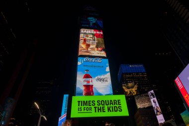 Times Meydanı 'nda renkli reklam panolarında Samsung, Coca-Cola reklamları var. - New York. ABD. 