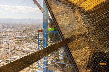 Las Vegas 'taki The Strat' ta Sky Jump 'ın açık platformunda duran kız yüksek irtifa atlayışına hazırlanıyor. Las Vegas mı? ABD. 