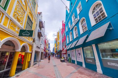 Willemstad, Curacao 'daki canlı alışveriş caddesinde renkli Hollanda tarzı binalar ve gezgin turistler var.. 