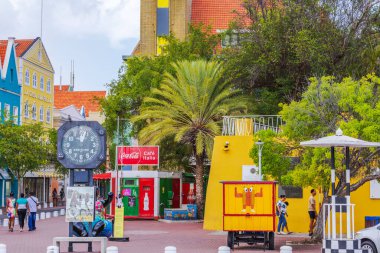 Willemstad, Curacao 'daki renkli meydan, canlı binalar, Breitling saati, Cafe Italia tabelası ve gezgin turistlerle dolu.. 