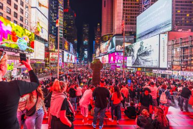 Geceleri Times Meydanı 'nda aydınlık reklam panoları, canlı ışıklar ve New York' ta canlı atmosfer yakalayan turistler vardı. - New York. ABD. 