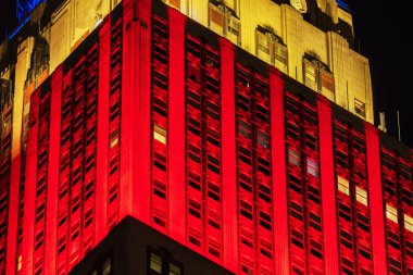 Empire State Binası 'nın dış görünüşü gece New York' ta canlı kırmızı ve sarı ışıklarla aydınlatılıyor. - New York. ABD. 