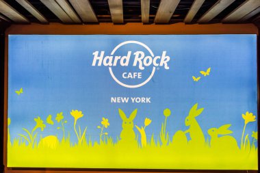 Aydınlatılmış Hard Rock Cafe New York tabelasını tavşan ve çiçek tasarımı ile kapatın. - New York. ABD. 