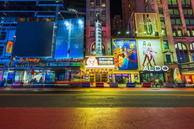 Times Meydanı gece manzaralı The Lion King Broadway tiyatrosu, metro girişi ve Aldo mağazası. - New York. ABD. 