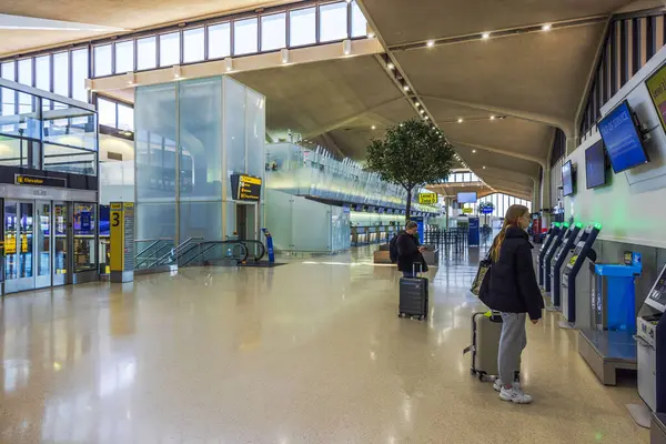 Gezginler Newark Liberty Uluslararası Havalimanı 'nda modern tasarım ve açık düzen ile self-servis büfeleri kullanıyorlar. New Jersey, ABD. 