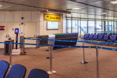 Newark Liberty Uluslararası Havalimanı, B63 Kapısı 'ndaki boş giriş kapısı, mavi koltuklu ve dışarıda bekleyen uçak. New Jersey, ABD.