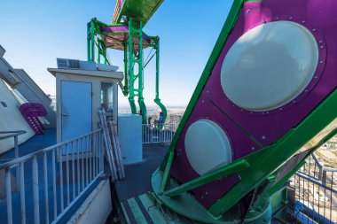 Las Vegas 'taki The Strat Otel ve Kumarhanesi' nin açık mavi gökyüzünün altındaki canlı eğlence biniş yapısının yakın görüntüsü. Las Vegas mı? ABD. 