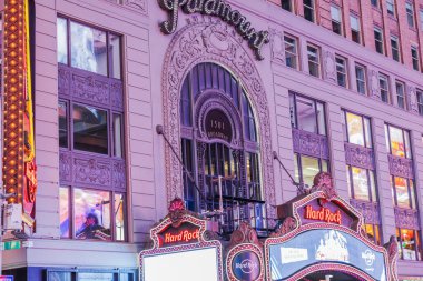 Times Meydanı 'nda gece Broadway' de ışıklı Hard Rock Cafe tabelası olan ikonik Paramount Binası cephesi. - New York. ABD. 