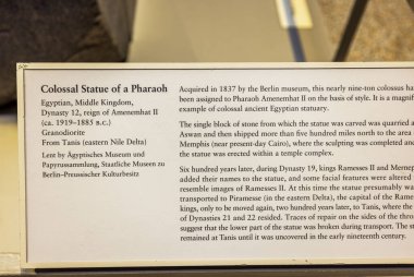 Mısır 'ın Orta Krallığı' ndan bir firavunun devasa heykeli hakkında İngilizce yazılmış bilgilendirici bir serginin yakın çekimi. - New York. ABD. 