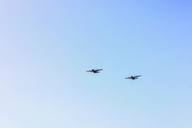 Gündüz vakti açık mavi gökyüzü altında uçmakta olan iki askeri uçak. İsveç.