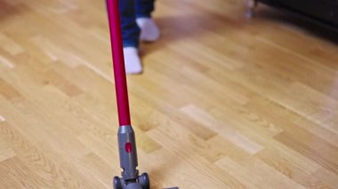 Adam, rutin bakım sırasında yerleri süpürüyor, temizlik ve temizlik sağlıyor. İsveç.