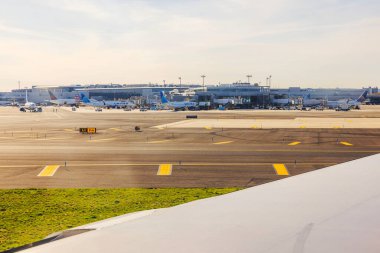 United Airlines 'ın park ettiği Newark Liberty Uluslararası Havaalanı' nın görüntüsü. New Jersey, ABD. 