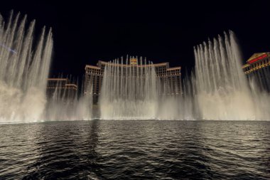 Suni gölün üzerinde yanan dans eden fıskiyeleri olan Bellagio Otel 'in gece manzarası. Las Vegas mı? ABD. 