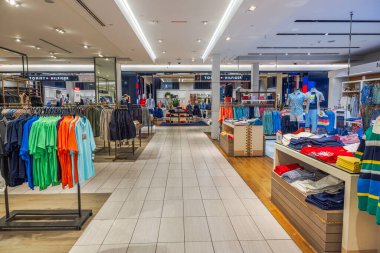 Tommy Hilfiger 'ın erkek giyim bölümünün içinde Macy' nin mağazasında düzgünce düzenlenmiş raflar, raflar ve giysi vitrinleri var. - New York. ABD. 